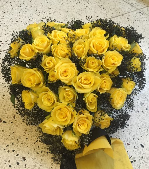 Fyllt hjärta med gula rosor och svart brudslöja